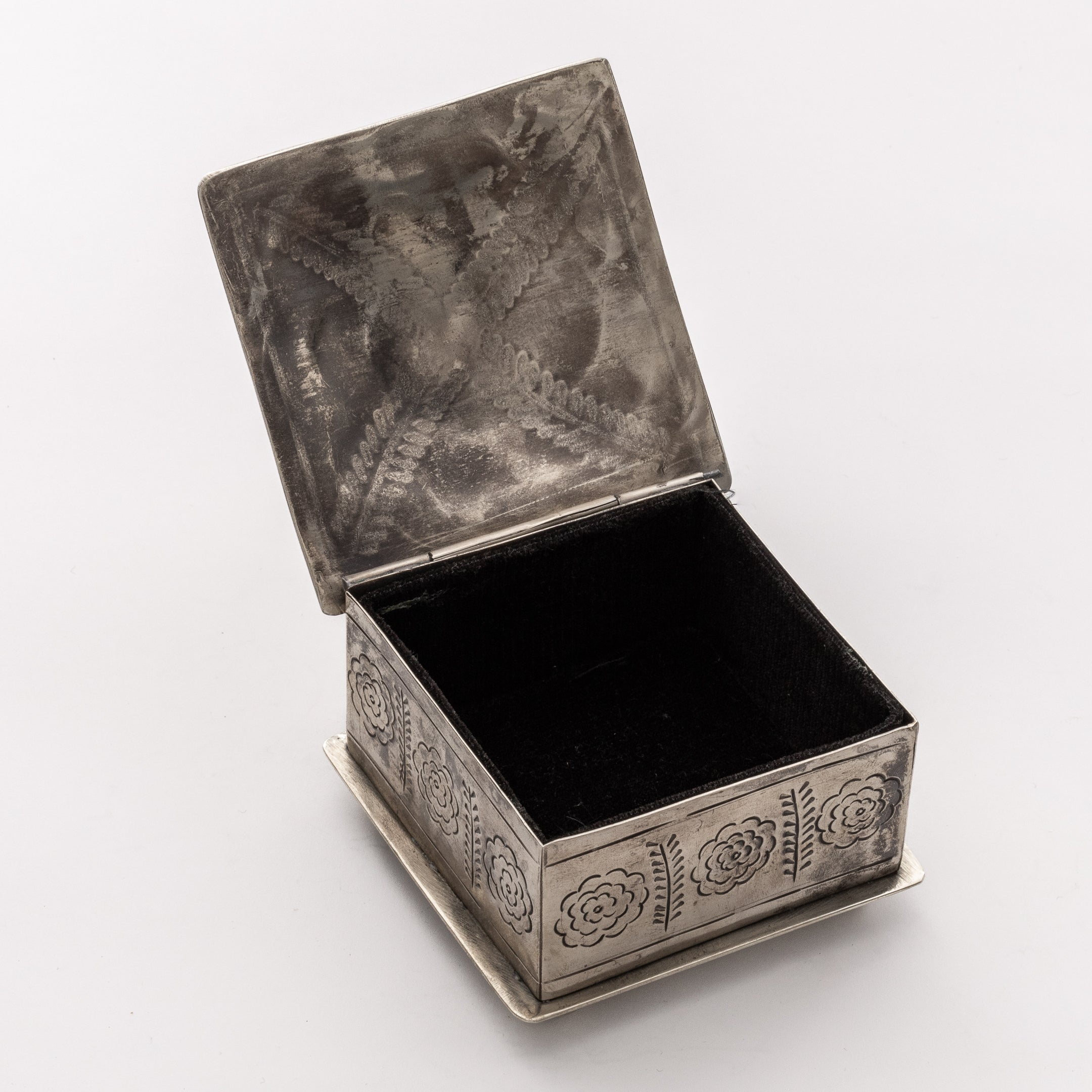 Alexander Rustic Silver Box %%term_title%% %%page%% %%sep%% %%sitename%% – J. Alexander Rustic Silver