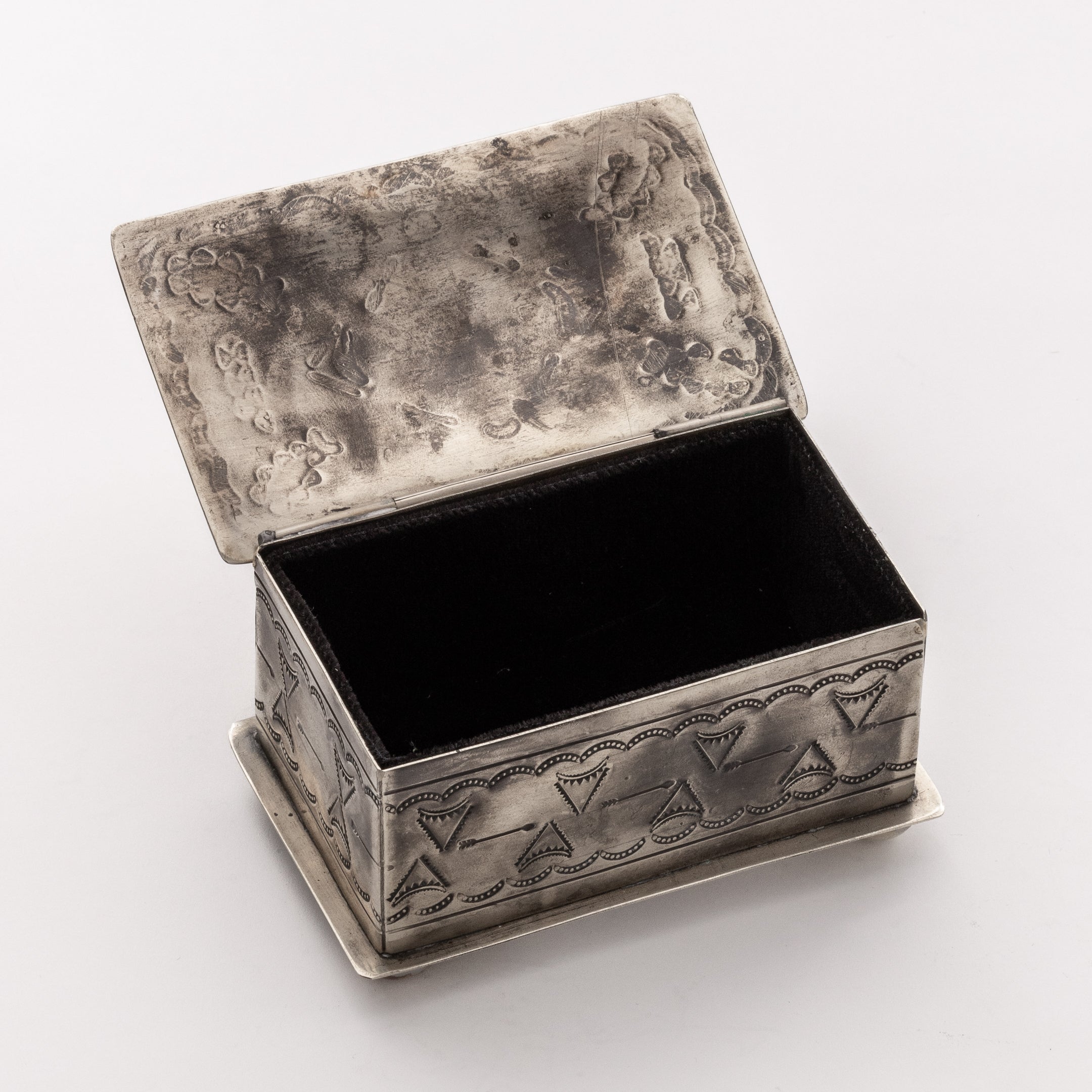 Alexander Rustic Silver Box %%term_title%% %%page%% %%sep%% %%sitename%% – J. Alexander Rustic Silver
